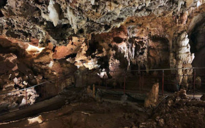 Also Casals instal·la la nova il·luminació LED de les Coves Meravelles de Benifallet