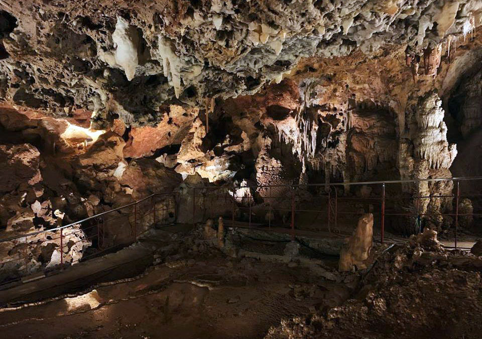 Also Casals instal·la la nova il·luminació LED de les Coves Meravelles de Benifallet