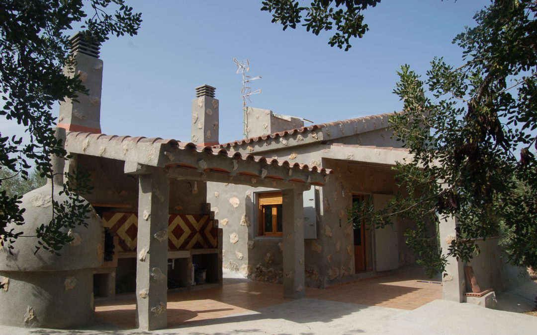 Construcció de masia i barbacoa