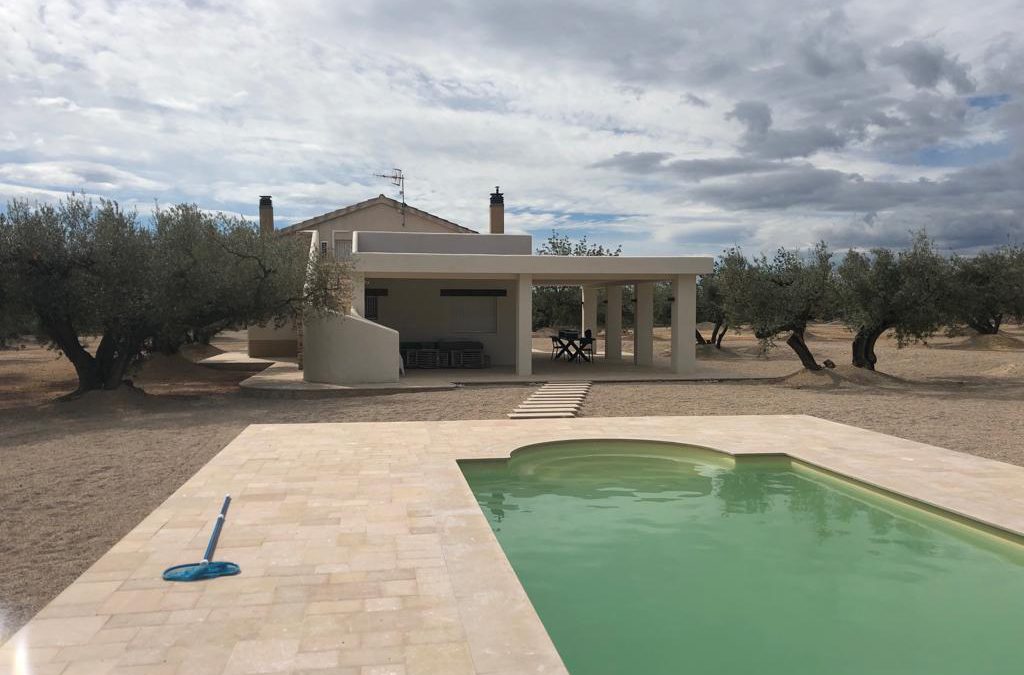 Construcción piscina color beige