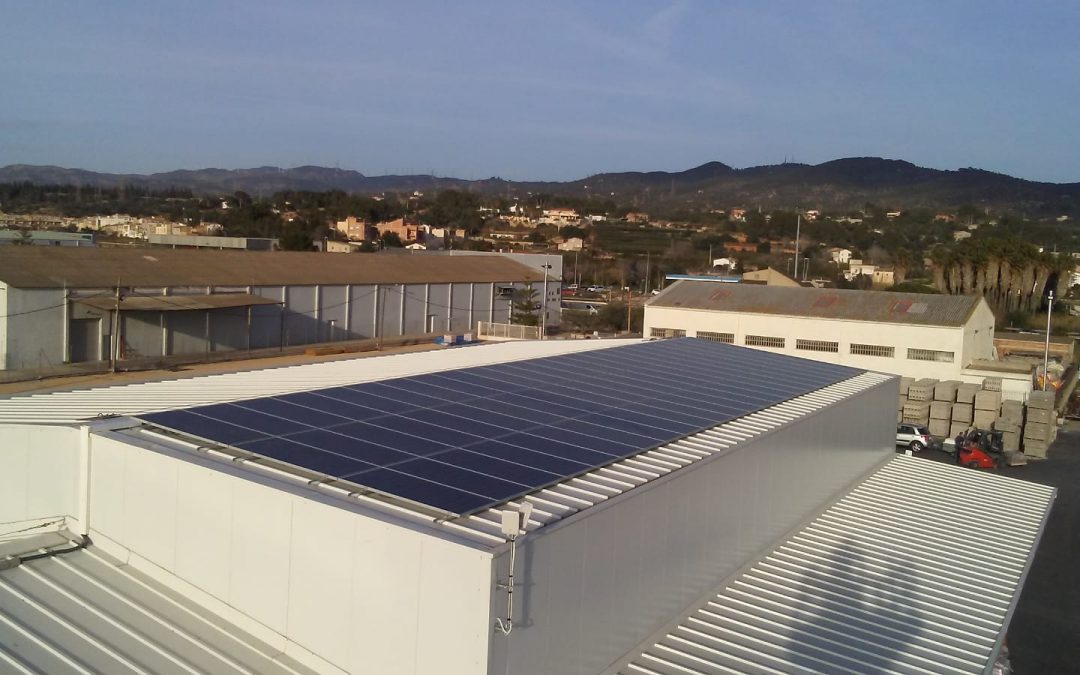 Instal·lació d’energia solar fotovoltaica per a una planta de fabricació de gel