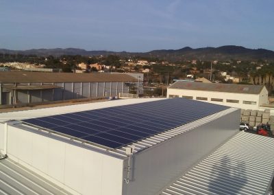 Instal·lació d’energia solar fotovoltaica per a una planta de fabricació de gel