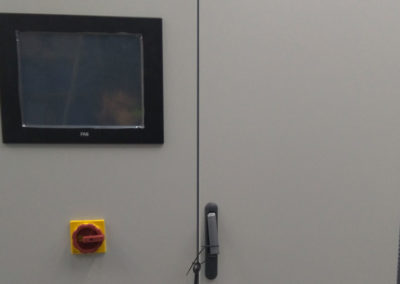 Instalación de armario eléctrico con pantalla de datos