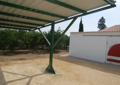 Construcción y colocación de pérgola para aparcamiento privado