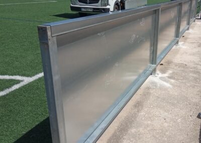 Construcció de panells per a camp de futbol