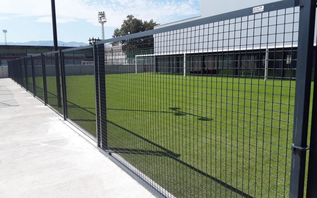 Construcción de puertas y cercado exterior para Pabellón de Deportes